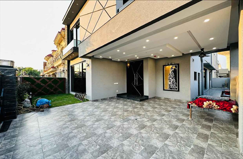 10 marla house for sale in Phase 6 DHA Lahore