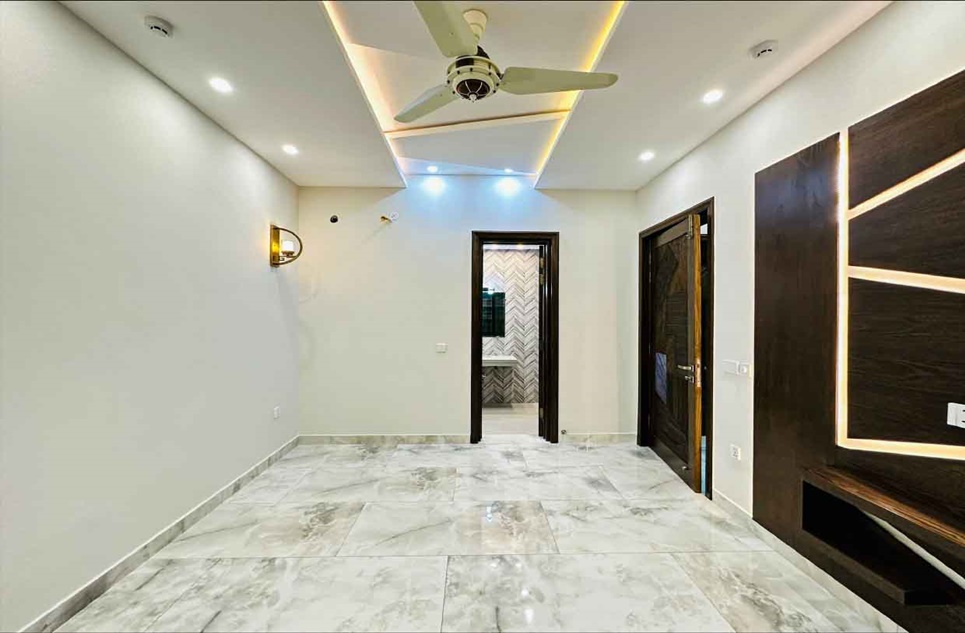 10 marla house for sale in Phase 6 DHA Lahore