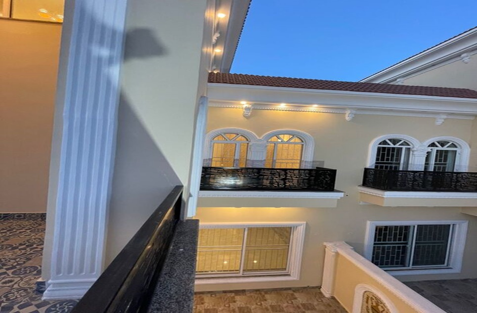 10 marla house for sale in Aitchison Society Lahore