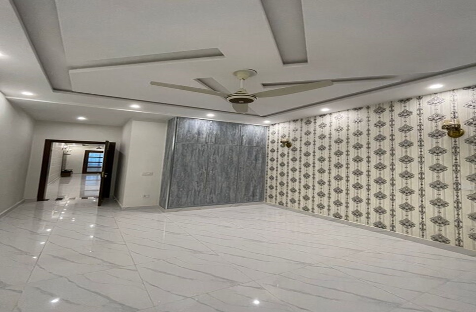 10 marla house for sale in Aitchison Society Lahore