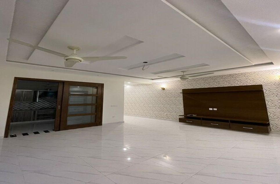 10 marla house for sale in Aitchison Society Lahore