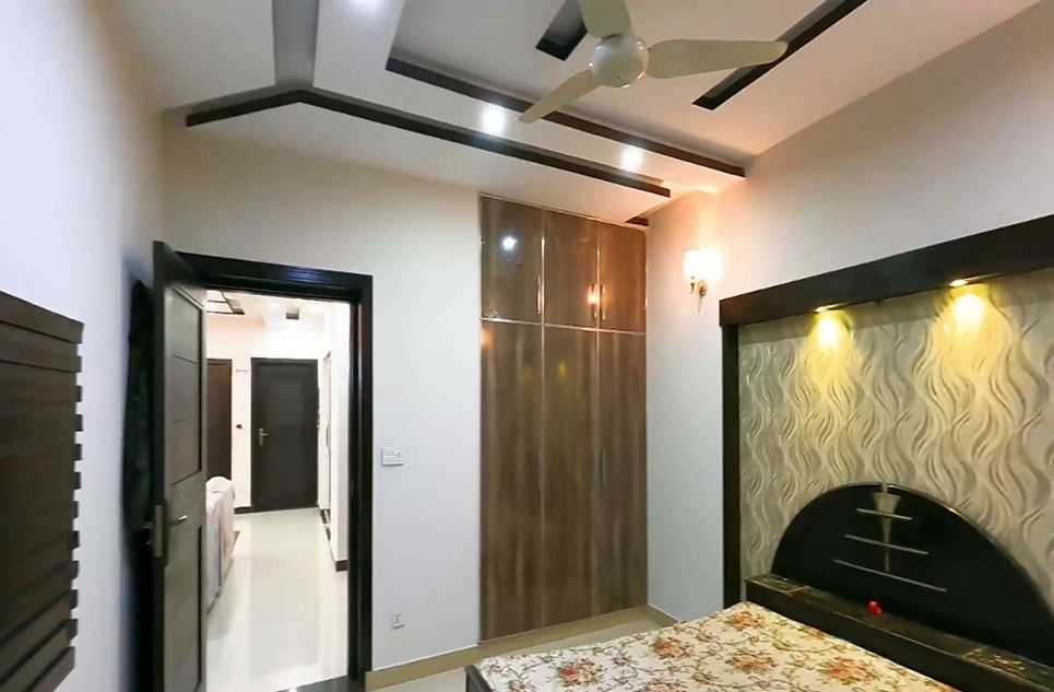 8 marla house for sale in Johar Town Lahore