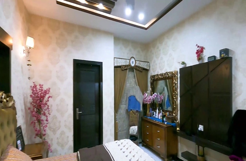 8 marla house for sale in Johar Town Lahore