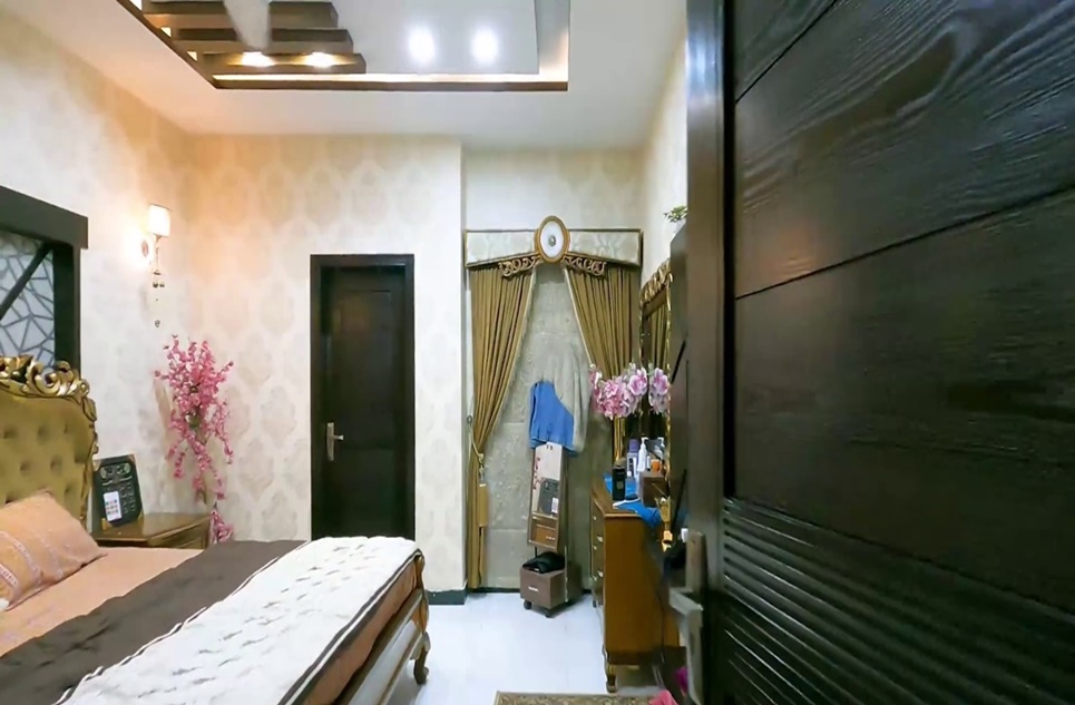 8 marla house for sale in Johar Town Lahore