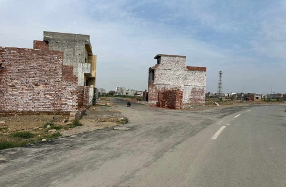 5 marla plot for sale in Metro City Lahore