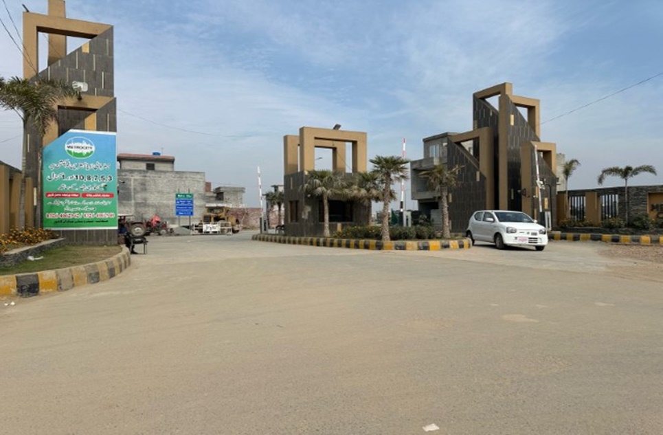 5 marla plot for sale in Metro City Lahore