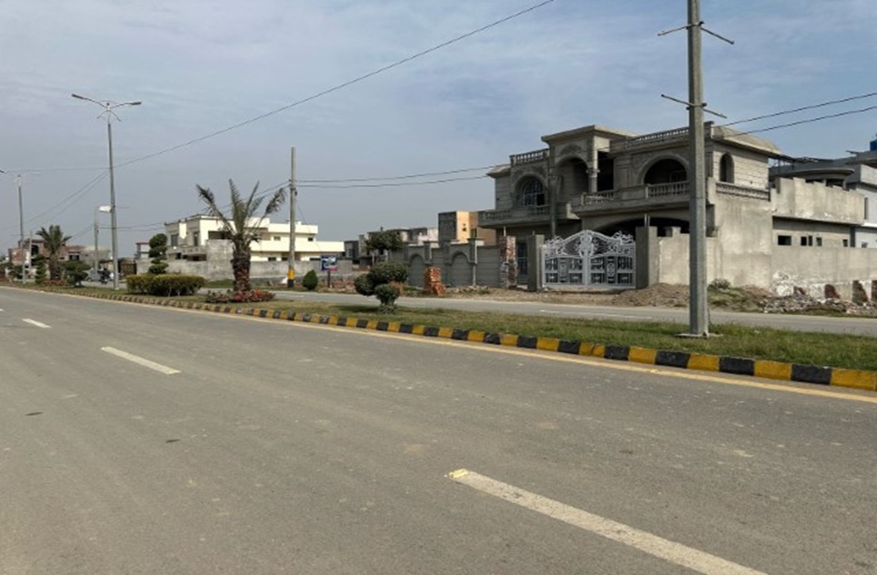 5 marla plot for sale in Metro City Lahore
