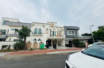 10 marla house for sale in Bahria Town Lahore