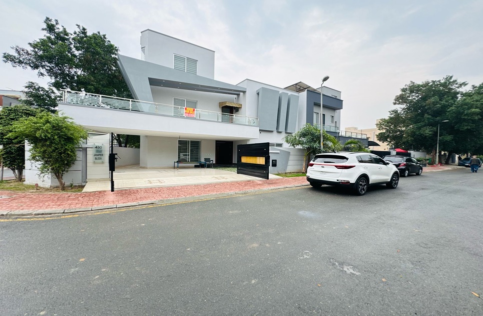 12 marla house for sale in Bahria Town Lahore
