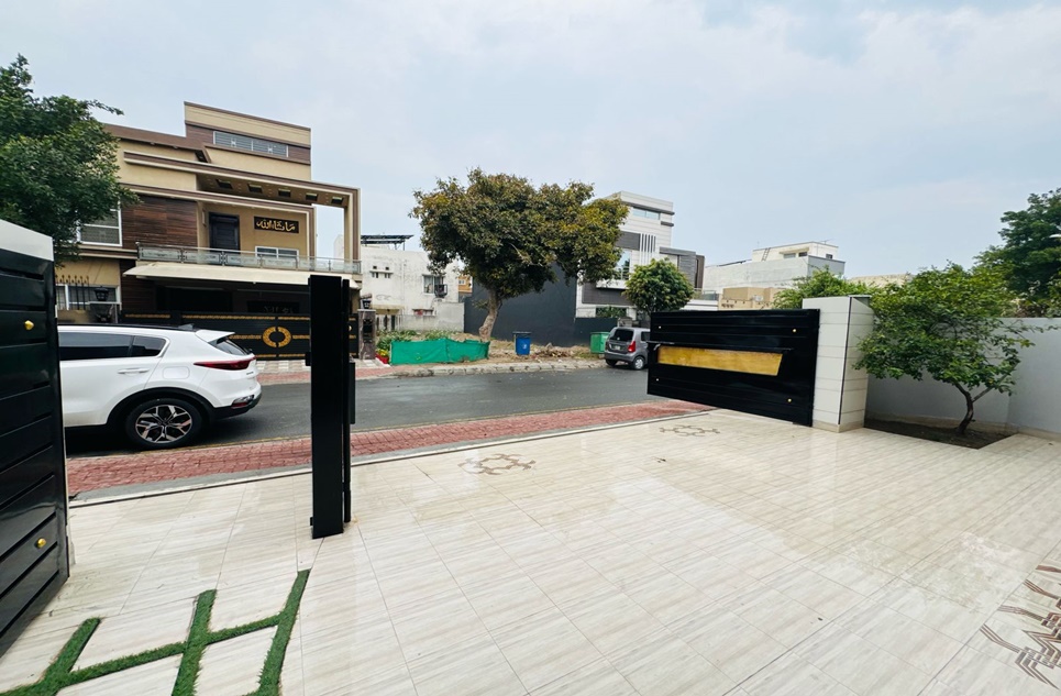 12 marla house for sale in Bahria Town Lahore