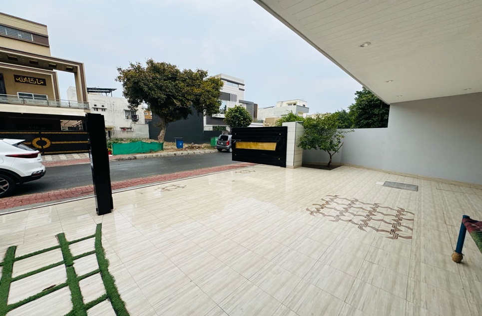 12 marla house for sale in Bahria Town Lahore