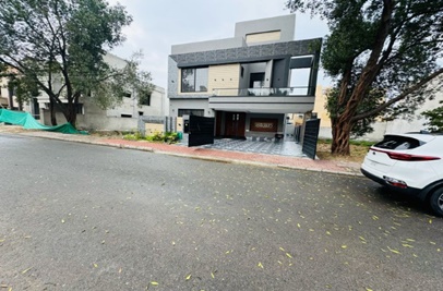10 marla house for sale in Bahria Town Lahore