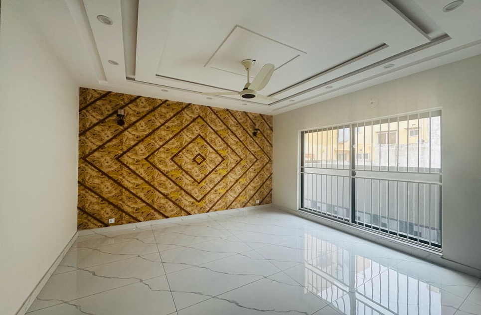 10 marla house for sale in Bahria Town Lahore