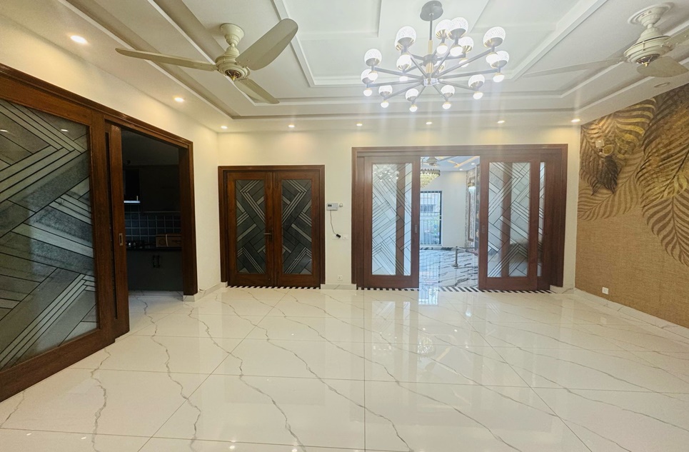 10 marla house for sale in Bahria Town Lahore