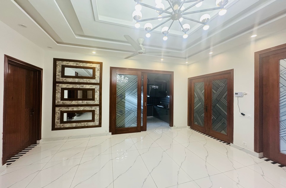 10 marla house for sale in Bahria Town Lahore