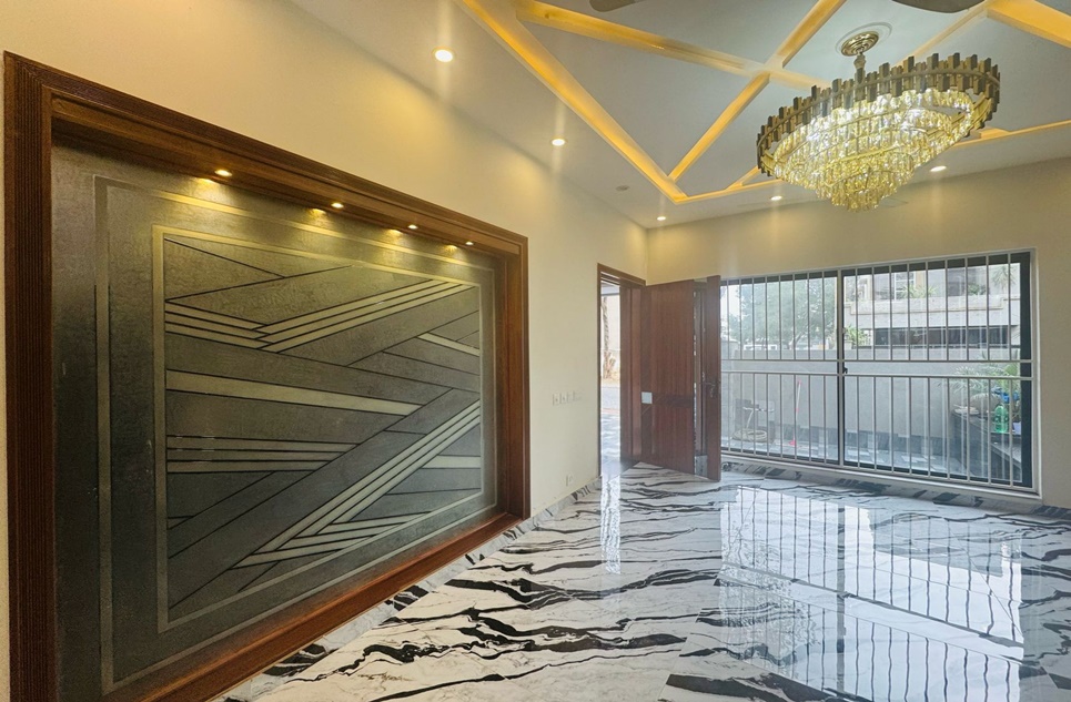 10 marla house for sale in Bahria Town Lahore