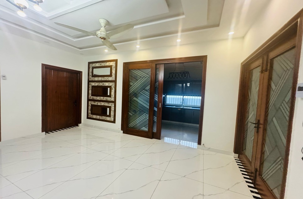 10 marla house for sale in Bahria Town Lahore