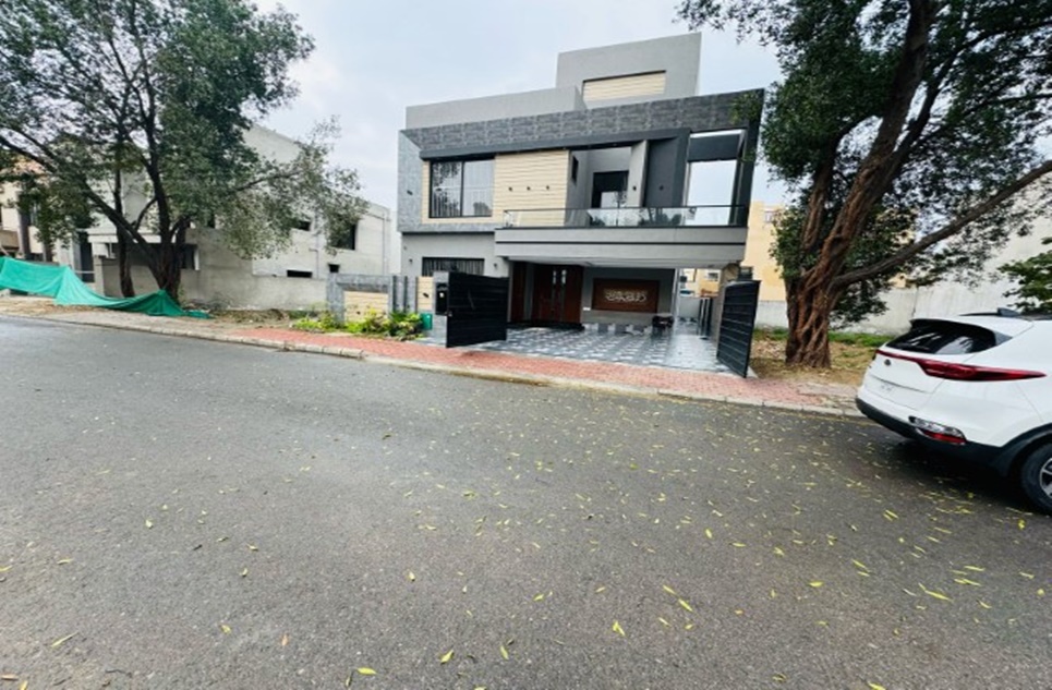 10 marla house for sale in Bahria Town Lahore
