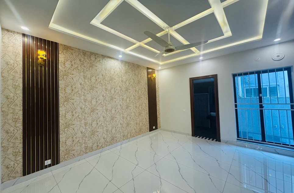 10 marla house for sale in Bahria Town Lahore