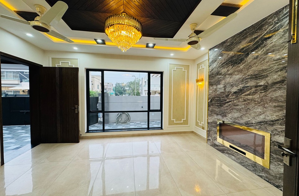 10 marla house for sale in Bahria Town Lahore