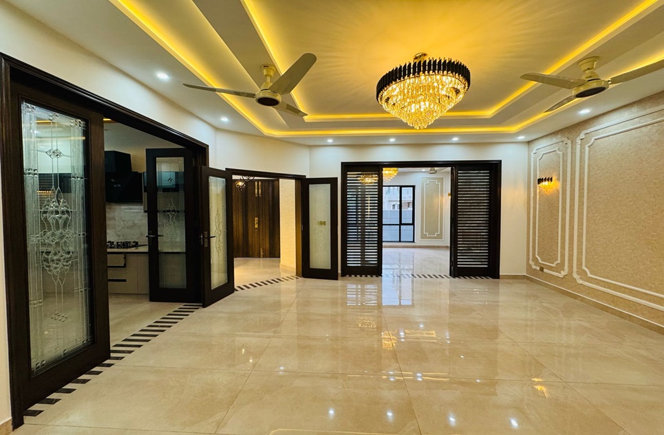 10 marla house for sale in Bahria Town Lahore