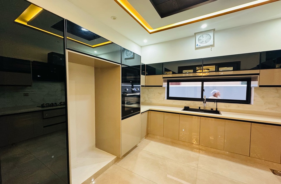 10 marla house for sale in Bahria Town Lahore