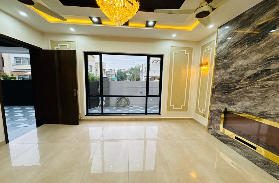 10 marla house for sale in Bahria Town Lahore