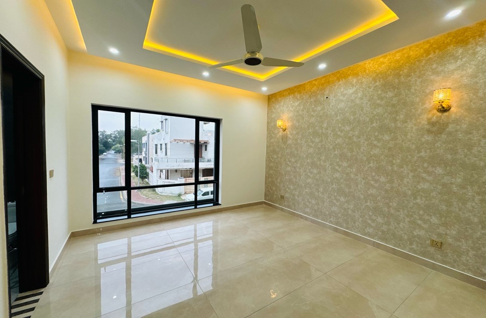 10 marla house for sale in Bahria Town Lahore