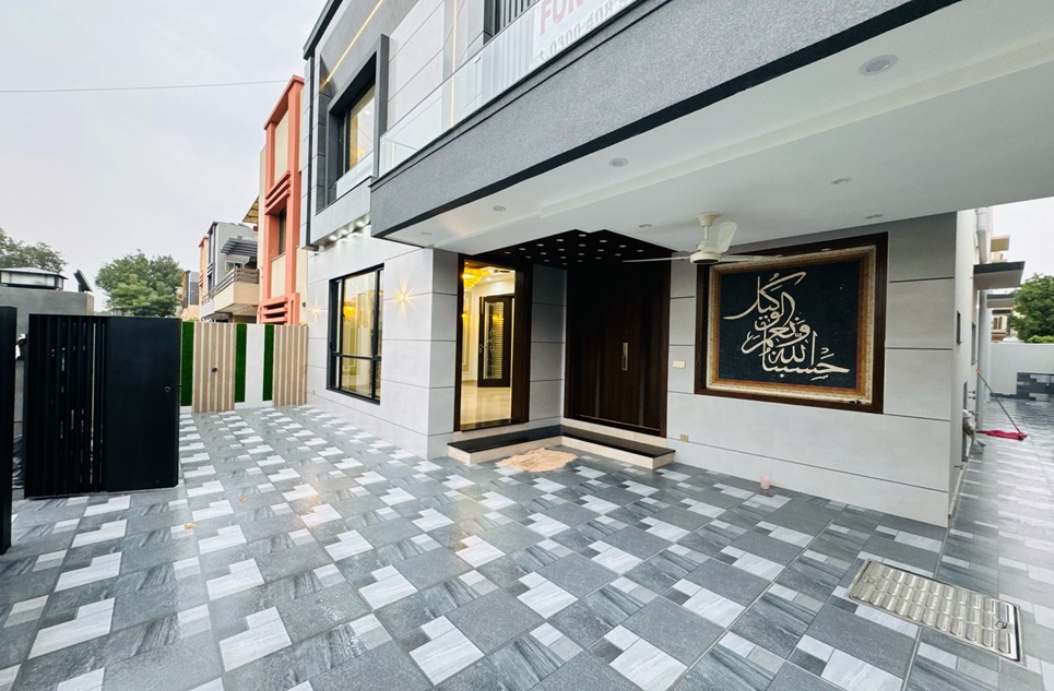 10 marla house for sale in Bahria Town Lahore