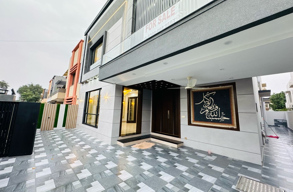 10 marla house for sale in Bahria Town Lahore