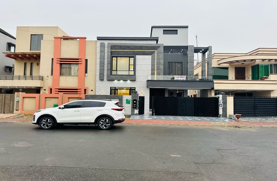 10 marla house for sale in Bahria Town Lahore