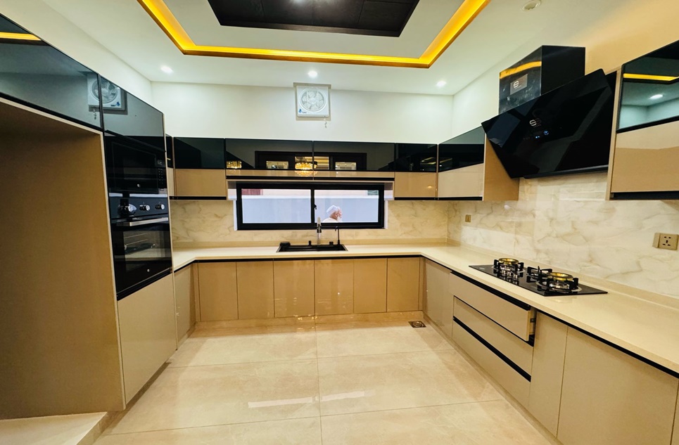 10 marla house for sale in Bahria Town Lahore