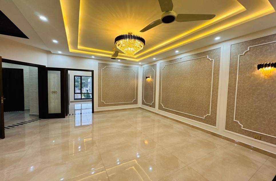 10 marla house for sale in Bahria Town Lahore