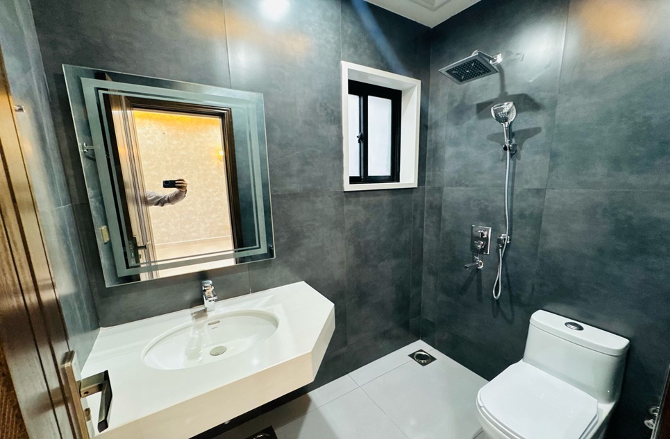 10 marla house for sale in Bahria Town Lahore
