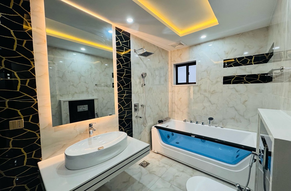 10 marla house for sale in Bahria Town Lahore
