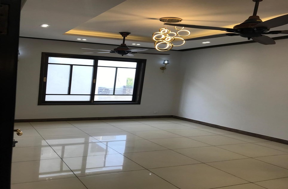 500 square yard house for sale in Phase 8 DHA Karachi