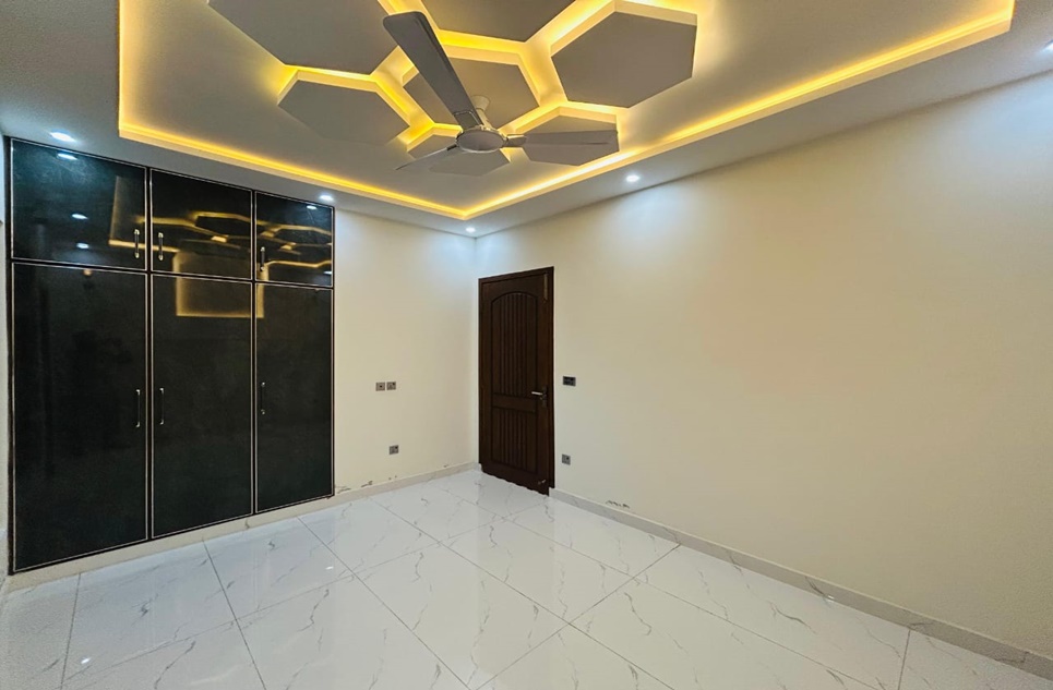 5 marla house for sale in Central Park Housing Scheme Lahore