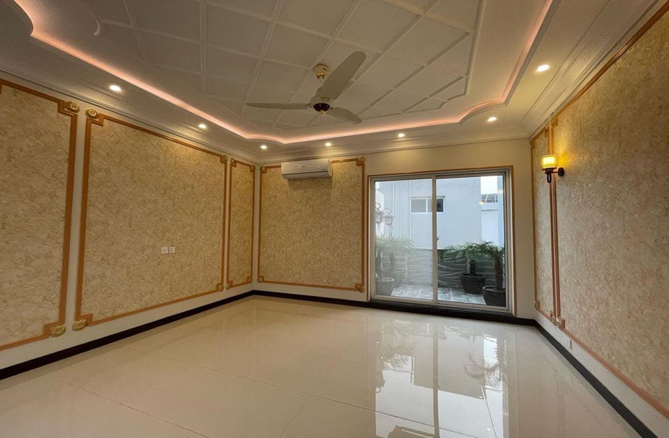 1 kanal house for sale in Phase 7 DHA Lahore