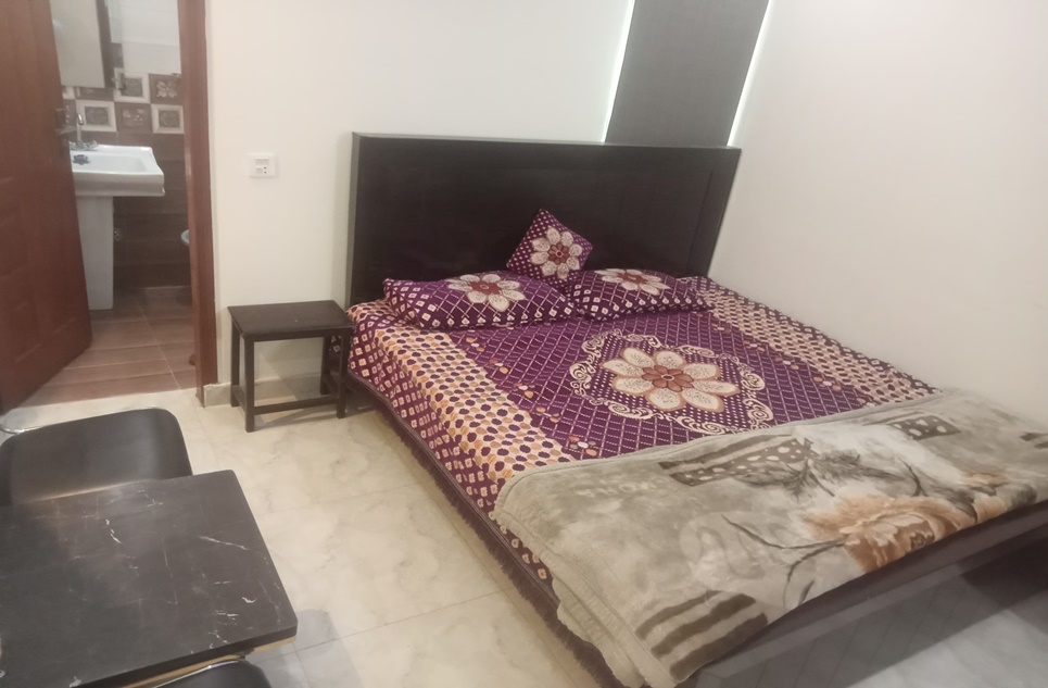 Hostel Rooms Available for Girls 2 to 5 Seaters Near University of Lahore