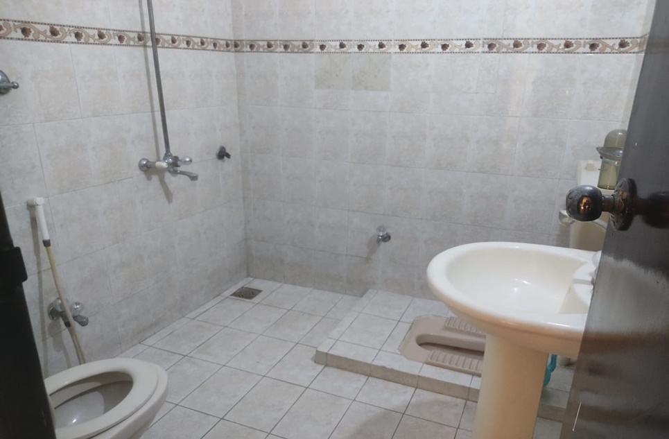 2 kanal house for rent in Gulberg Lahore
