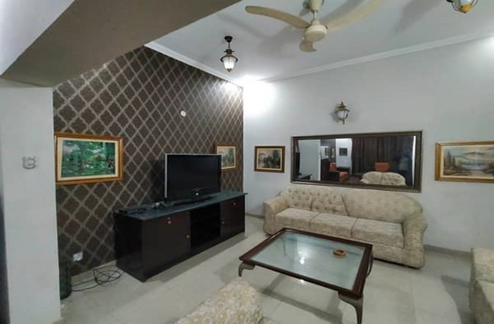 10 marla house for rent in DHA Lahore