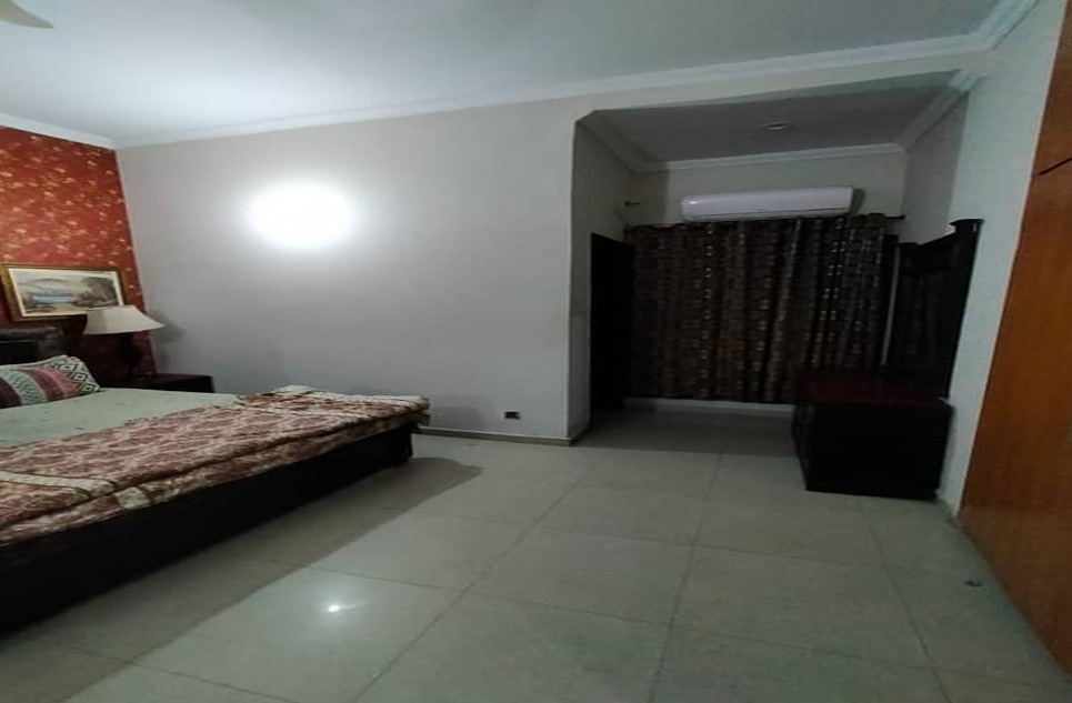 10 marla house for rent in DHA Lahore