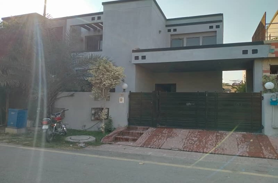 10 marla house for rent in DHA Lahore
