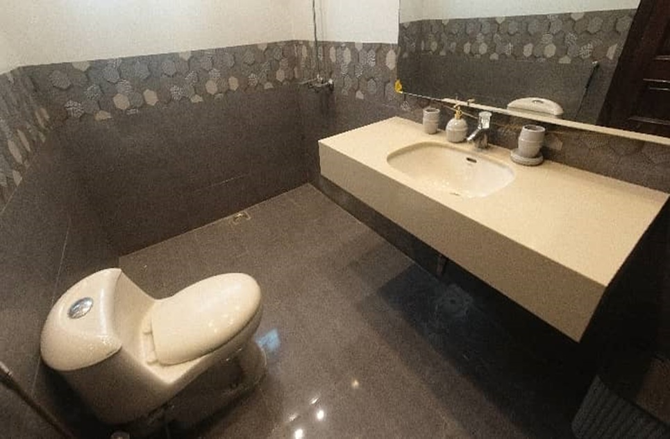 1 kanal house for rent in Phase 6 DHA Lahore