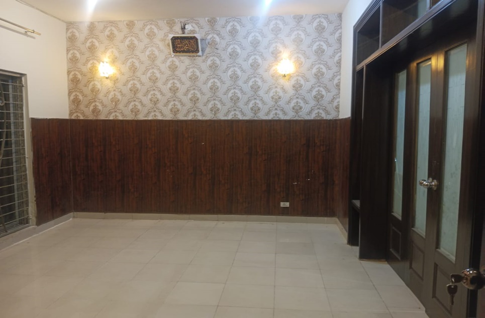 8 Marla House for Rent in Safari Villas Block, Sector B, Bahria Town, Lahore