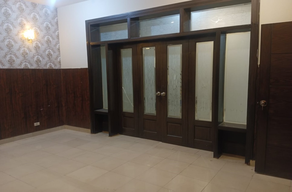 8 Marla House for Rent in Safari Villas Block, Sector B, Bahria Town, Lahore