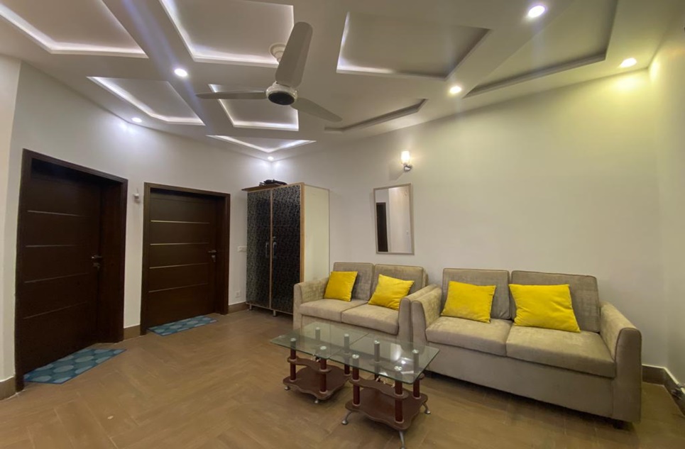 8 Marla House for Rent in Umer Block, Sector B, Bahria Town, Lahore