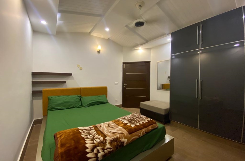 8 Marla House for Rent in Umer Block, Sector B, Bahria Town, Lahore