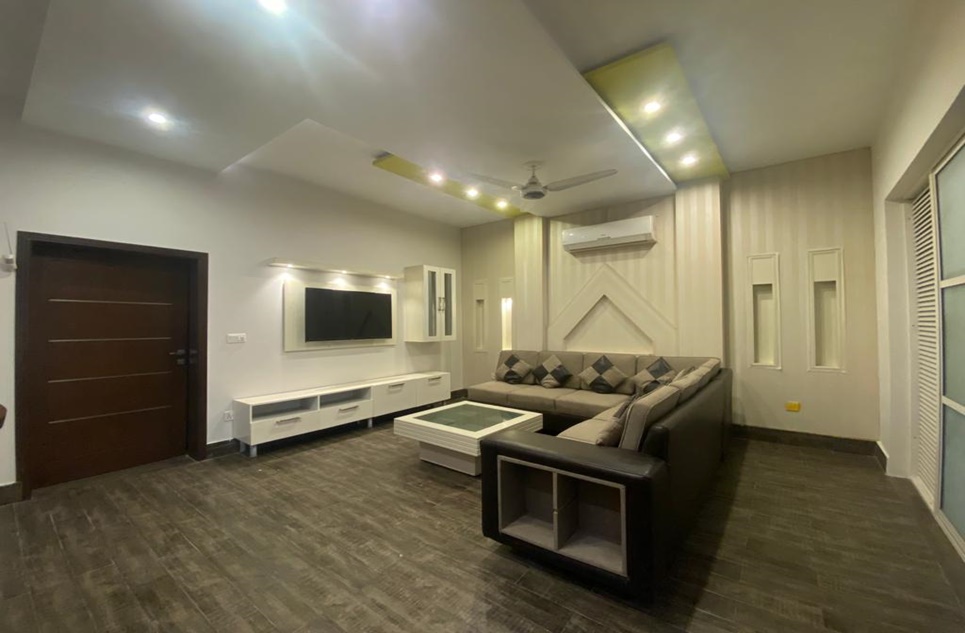 8 Marla House for Rent in Umer Block, Sector B, Bahria Town, Lahore