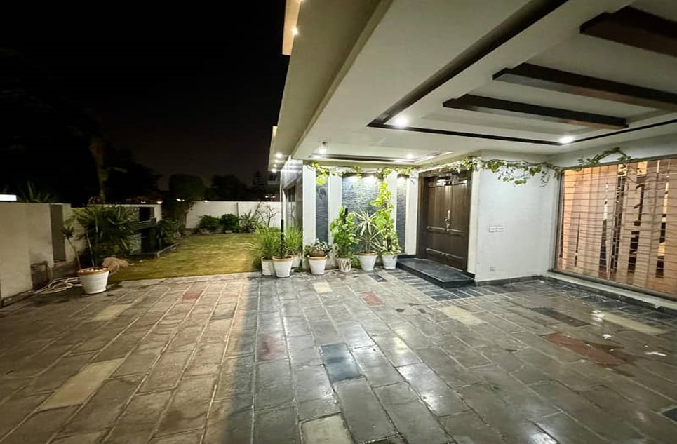 1 kanal house for rent in Phase 6 DHA Lahore